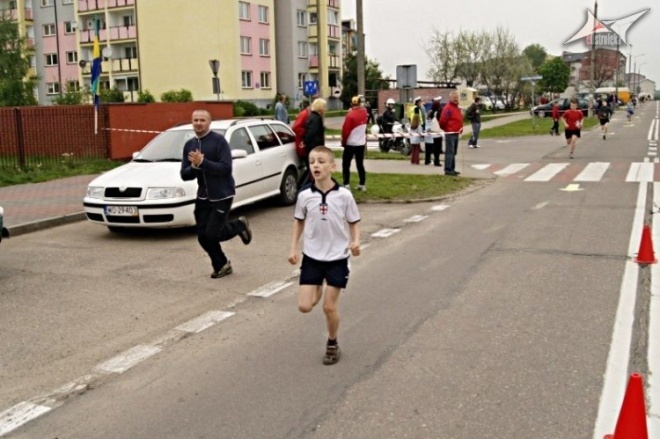 XVI Międzynarodowy Półmaraton Kurpiowski w Ostrołęce - PRZEDBIEGI (09.05.2010) - zdjęcie #14 - eOstroleka.pl